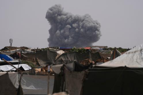 Un bombardement israélien sur la ville de Khan Younès, dans la bande de Gaza, le 13 août 2025.