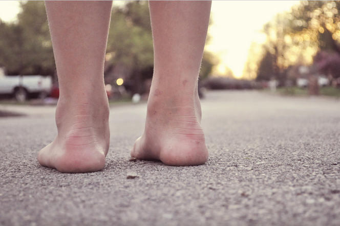 Marcher pieds nus sur l’asphalte brûlant. 