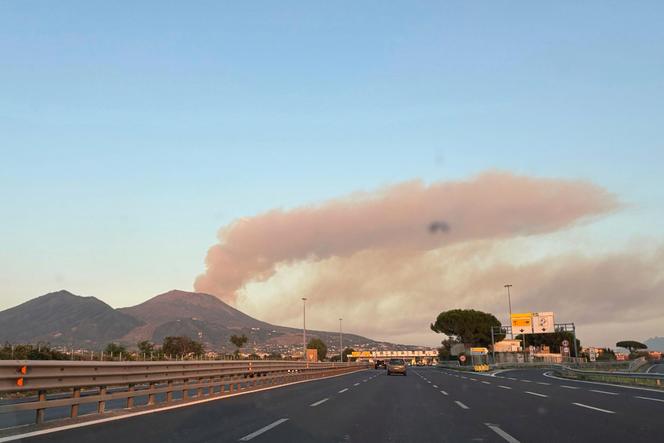 Un panache de fumée provenant d’un feu de forêt sur les pentes du Vésuve, près de Naples, en Italie, le 10 août 2025. 