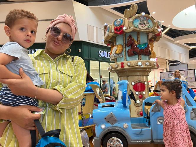 Wafa Ihmida, 32 ans, maman d’Amir (2 ans) et Kenza (3 ans), au Cap Costières, à Nîmes, le 13 août 2025.