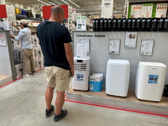 Dans un magasin de bricolage à Ivry-sur-Seine (Val-de-Marne), le 1er août 2025.