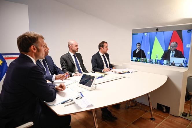 Emmanuel Macron, le président du Conseil européen, Antonio Costa, le ministre de l’Europe et des affaires étrangères, Jean-Noël Barrot, et le ministre des armées, Sébastien Lecornu, lors d’une visioconférence avec le président ukrainien, Volodymyr Zelensky, et le chancelier allemand, Friedrich Merz, au fort de Brégançon, à Bormes-les-Mimosas (Var), le 13 août 2025.