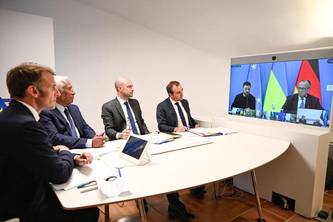 Emmanuel Macron, le président du Conseil européen, Antonio Costa, le ministre des affaires étrangères français, Jean-Noël Barrot, et le ministre des armées français, Sébastien Lecornu, participent à une visioconférence sur l’Ukraine avec le président ukrainien, Volodymyr Zelensky, et le chancelier allemand, Friedrich Merz, au fort de Brégançon à Bormes-les-Mimosas, le 13 août 2025.