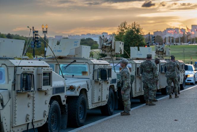 Des troupes de la garde nationale sont déployées au Washington Monument,  à Washington, le 12 août 2025.