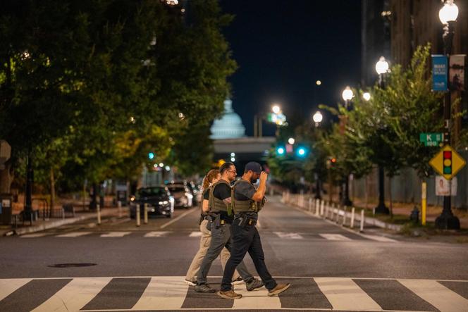 Des agents du FBI patrouillent dans le quartier du Navy Yard, à Washington, le 12 août 2025.