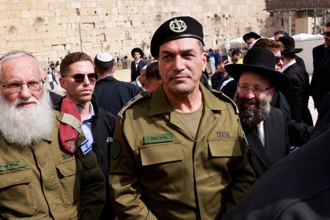 Le chef des forces armées israéliennes Eyal Zamir (au centre), dans la vieille ville de Jérusalem, le 5 mars 2025.