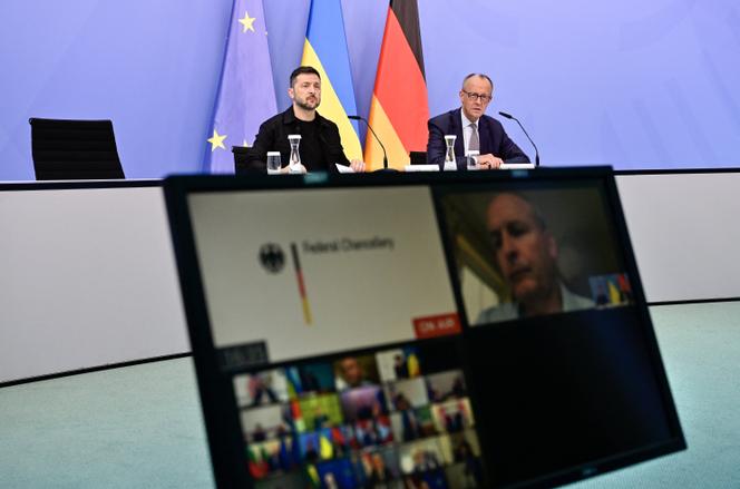 Le président ukrainien, Volodymyr Zelensky, et le chancelier allemand, Friedrich Merz, lors d’ une vidéoconférence sur la guerre en Ukraine, à Berlin, le 13 août 2025. 