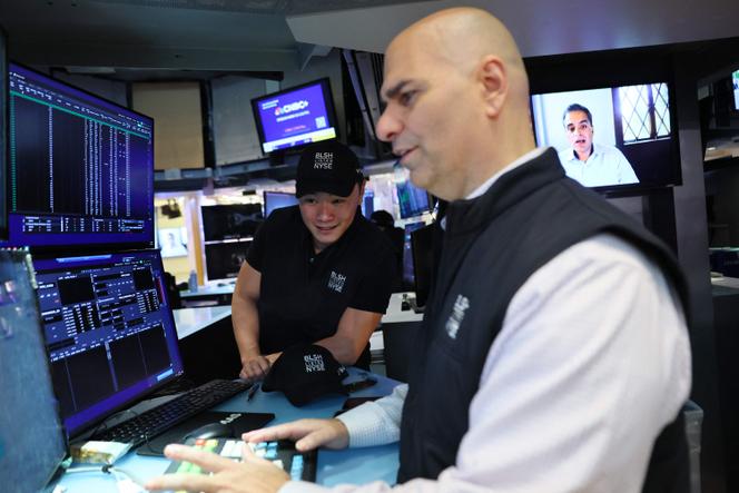 Dans la salle des échanges de Wall Street, à New York, mercredi 13 août, à l’occasion de l’entrée en bourse de la plateforme de cryptomonnaie Bullish.