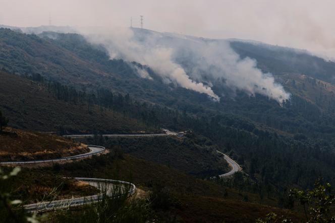 Un feu de forêt en cours près de Maceda, dans le nord-ouest de l’Espagne, le 13 août 2025. 