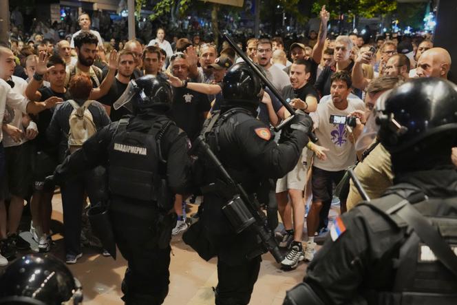 Des gendarmes serbes lors d’une manifestation antigouvernementale à Belgrade, le 13 août 2025.