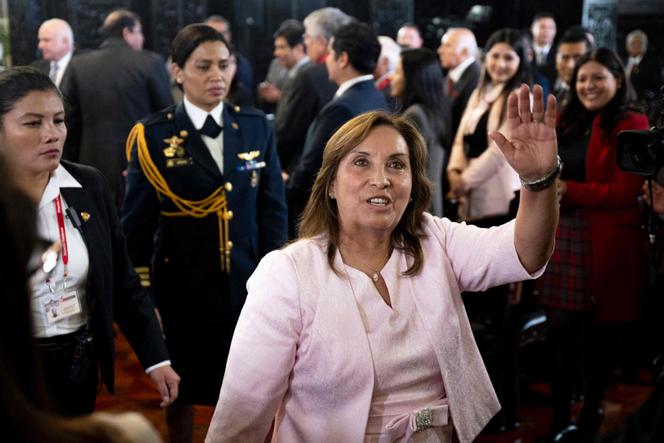 la présidente Dina Boluarte après la promulgation de la loi d’amnistie, au palais présidentiel, à Lima, le 13 août 2025.