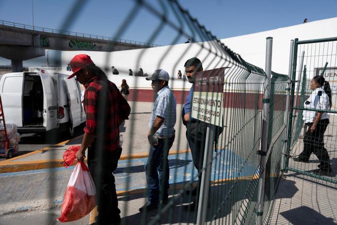 Des migrants mexicains, récemment expulsés après avoir été appréhendés par le service américain de l’immigration et des douanes, à Tijuana, au Mexique, le 29 juillet 2025.