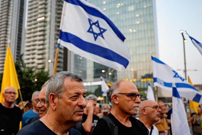 Des réservistes et d’anciens pilotes de l’armée de l’air israélienne participent àun rassemblement pour exiger la libération de tous les otages israéliens détenus à Gaza et la fin de la guerre, à Tel Aviv (Israël), le 12 août 2025.