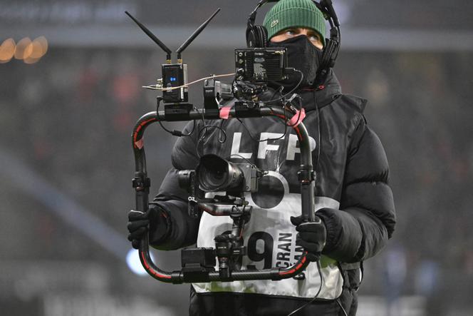 Un cadreur lors du match de Ligue 1 entre le Stade rennais et l’OGC Nice, au Roazhon Park de Rennes, le 13 janvier 2024.