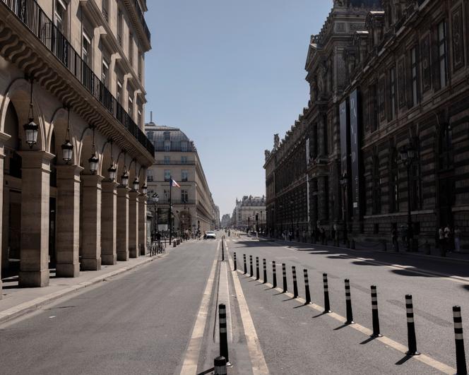 La rue de Rivoli vide lors d’une journée de fortes chaleurs à Paris, en France, le 12 août 2025.