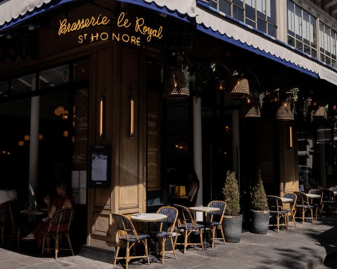 Une terrasse vide d’un restaurant lors d’une journée de forte chaleur, à Paris, le 12 août 2025.