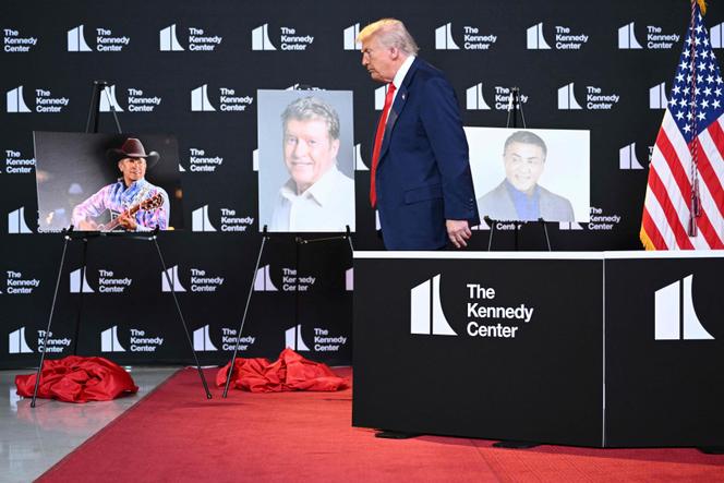 Donald Trump passe devant les portraits du chanteur country George Strait, du comédien de Broadway Michael Crawford, et de l’acteur Sylvester Stallone, après les avoir annoncés comme lauréats du Kennedy Center, à Washington, le 13 août 2025.
