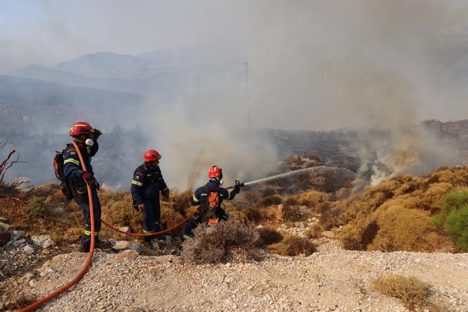 Les pompiers interviennent sur un incendie de forêt sur l’île de Chios, en Grèce, le 13 août 2025. 