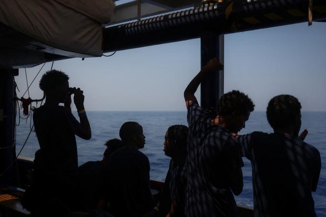 Des migrants sauvés d’un naufrage, à bord du bateau de sauvetage en mer affreté par l’ONG allemande Sea-Watch, au large des côtes italiennes, le 13 août 2025.