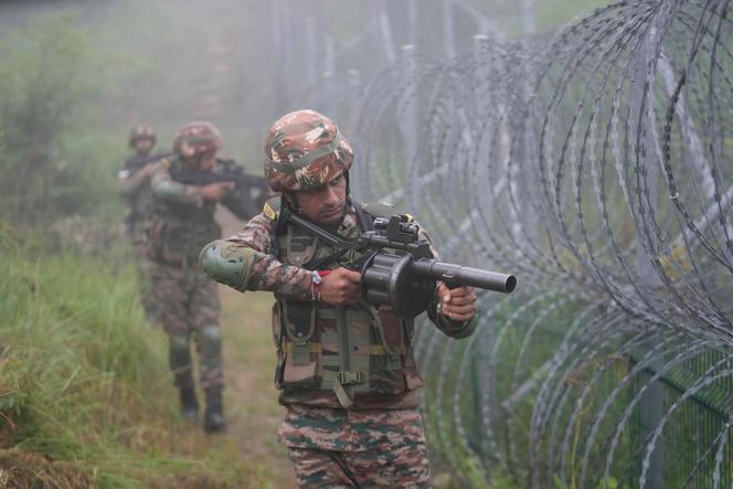 Des soldats de l’armée indienne en exercice, à la frontière entre l’Inde et le Pakistan, au niveau de Sunderbani, dans la région du Jammu-et-Cachemire (Inde), le 12 août 2025.
