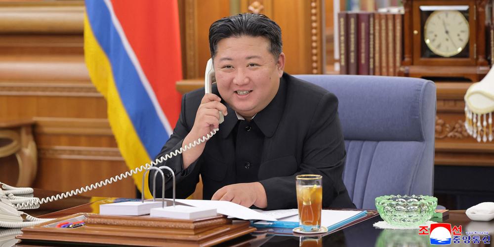 Kim Jong-un au téléphone avec Vladimir Poutine, le 12 août 2025. - STR / AFP