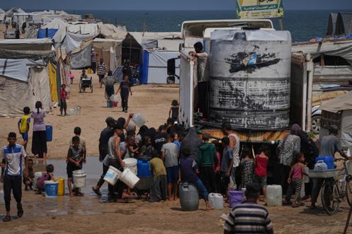 Un camion de distribution d’eau, à Khan Younès, dans la bande de Gaza, le 13 août 2025.