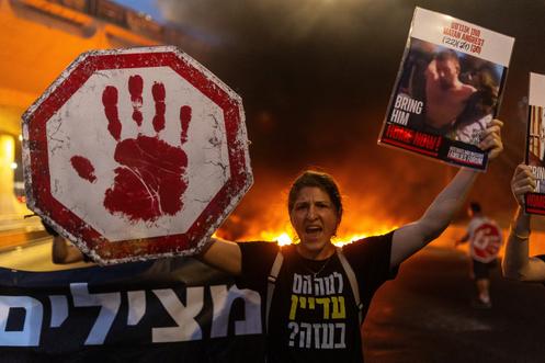 Des manifestants et des proches d’otages bloquent une route pour réclamer la libération immédiate des otages dans la bande de Gaza, à Tel-Aviv, le 14 août 2025.