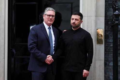 Le premier ministre britannique, Keir Starmer, accueille le président ukrainien, Volodymyr Zelensky, au 10 Downing Street, à Londres, le 14 août 2025.