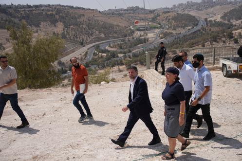 Le ministre des finances israélein, Bezalel Smotrich, arrive pour une conférence de presse concernant de nouvelles constructions dans les colonies situées en Cisjordanie, près de Maalé Adoumim, le jeudi 14 août 2025.