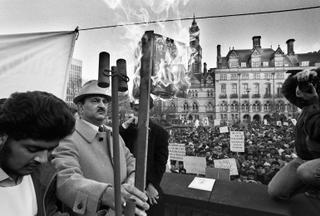 Lors d’un autodafé des « Versets sataniques », le roman de Salman Rushdie, à Bradford (Royaume-Uni), le 14 janvier 1989.