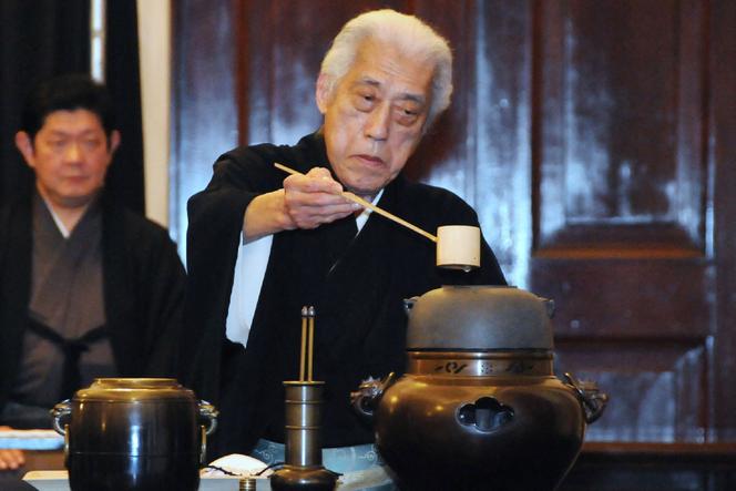 Sen Genshitsu effectuant une offrande de thé lors d’une visite au Capitole américain, à Washington, le 9 avril 2013.
