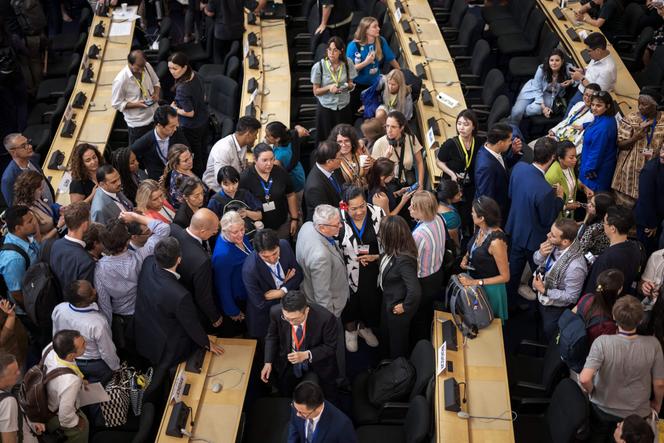 Les représentants des délégations quittent la salle après la prolongation d’une journée supplémentaire des négociations sur un traité mondial contre la pollution plastique, le 14 août 2025 en soirée, à Genève (Suisse).