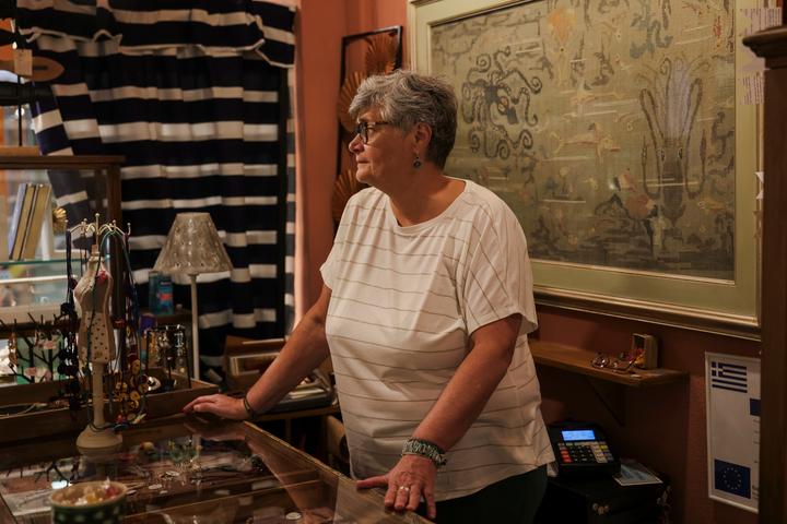 Katerina Grapsa dans sa boutique, à Athènes, le 17 juillet 2025.