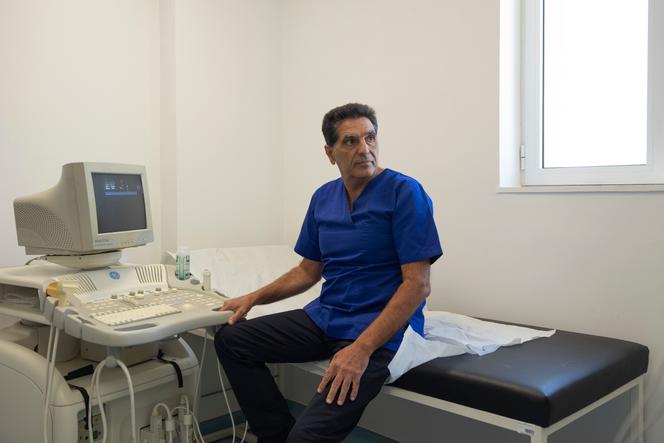 Le docteur Giorgos Vichas au centre de santé de la région de Kalyvia, près d’Athènes, le 17 juillet 2025.