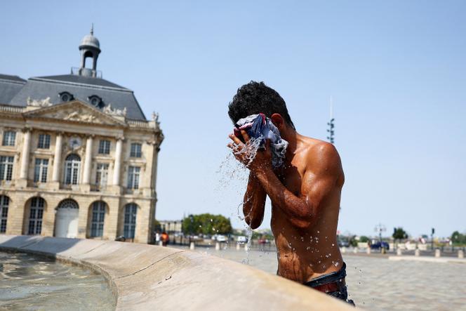 Pendant la canicule, à Bordeaux, le 12 août 2025.