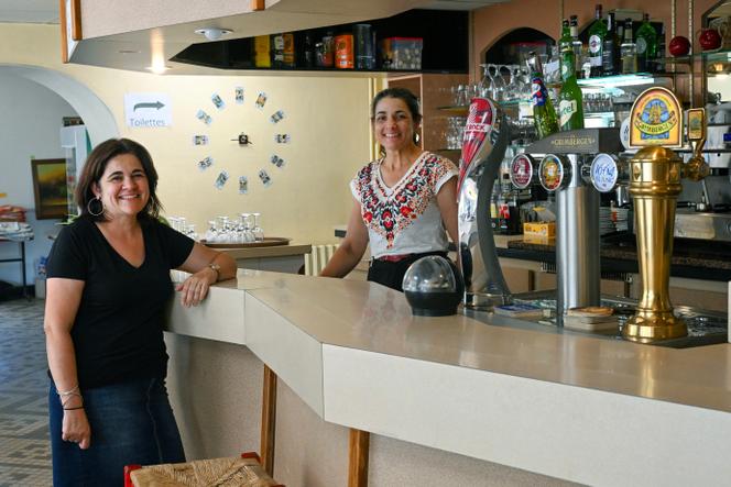 Les anciennes propriétaires du Relais de l’Arceau, Christelle (à gauche) et Emmanuelle, dans leur restaurant, à Angers, le 17 juin 2025.