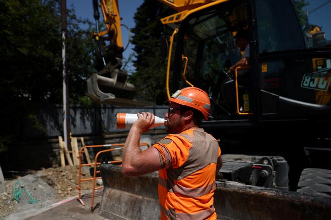 Un ouvrier se désaltère durant un épisode caniculaire, à Nantes, le 20 juin 2025.