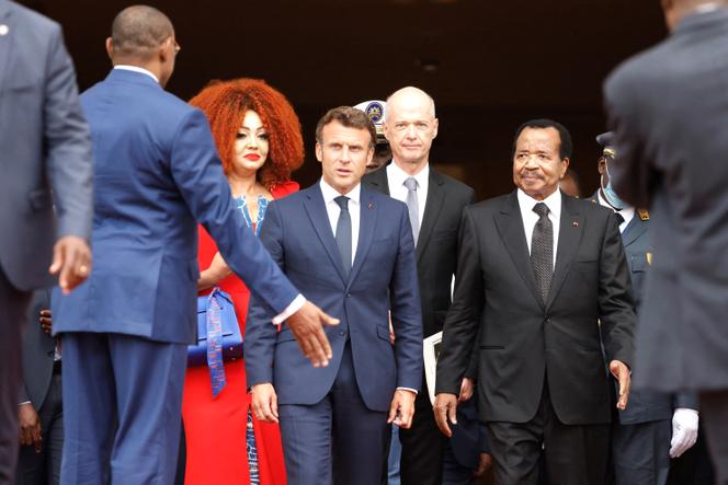 Emmanuel Macron avec le président camerounais, Paul Biya, et sa compagne Chantal Biya, à Yaoundé, le 26 juillet 2022. 
