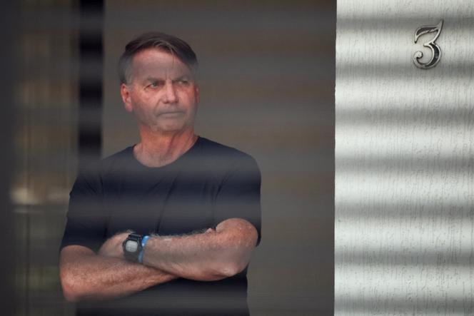 L’ancien président brésilien Jair Bolsonaro à son domicile, à Brasilia, le 14 août 2025, alors qu’il est assigné à résidence.