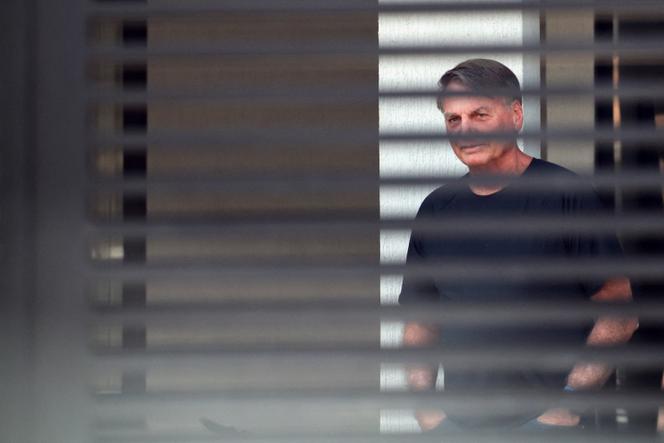 L’ancien président brésilien, Jair Bolsonaro, à son domicile, à Brasilia, le 14 août 2025, alors qu’il est assigné à résidence.