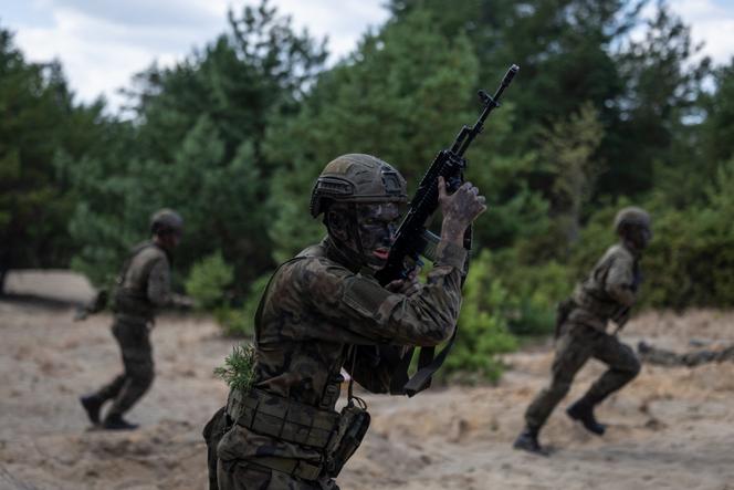 Un étudiant participe au projet d’entraînement militaire « Vacances avec l’armée » dans la banlieue de Varsovie, le 22 juillet 2025.