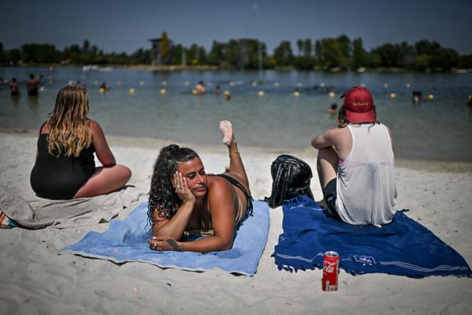 Johanna, 31 ans, bronze à la plage du lac des Dagueys, à Libourne (Gironde), le 11 août 2025.