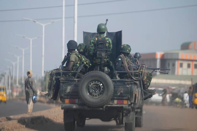 Patrulha do Exército da Nigéria ao longo da área de Kaduna Birnin Gwari, na Nigéria, sexta -feira, 8 de março de 2024.