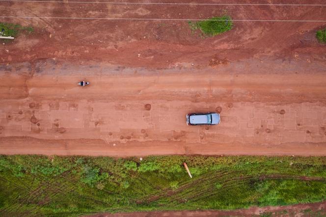 La route entre Bamako et la ville de Kayes, dans le sud-ouest du Mali, en août 2019. 