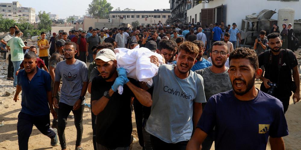 Des personnes en deuil transportent un corps lors des funérailles de Palestiniens tués par des tirs israéliens alors qu’ils cherchaient de l’aide selon des médecins, dans la ville de Gaza, le 14 août 2025. - EBRAHIM HAJJAJ / REUTERS