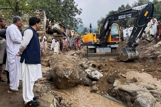 Des secouristes et des habitants participent à une opération de sauvetage après des pluies torrentielles qui ont provoqué des inondations à Salarzai, dans le district de Bajaur, dans le nord-ouest du Pakistan, vendredi 15 août 2025.