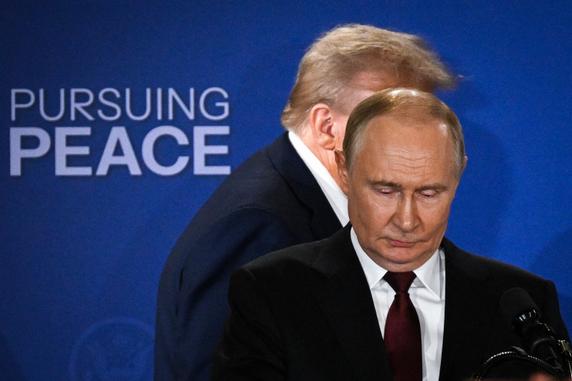 Vladimir Poutine et Donald Trump, lors de la conférence de presse après le sommet sur l’Ukraine, à Anchorage (Alaska), le 15 août 2025.