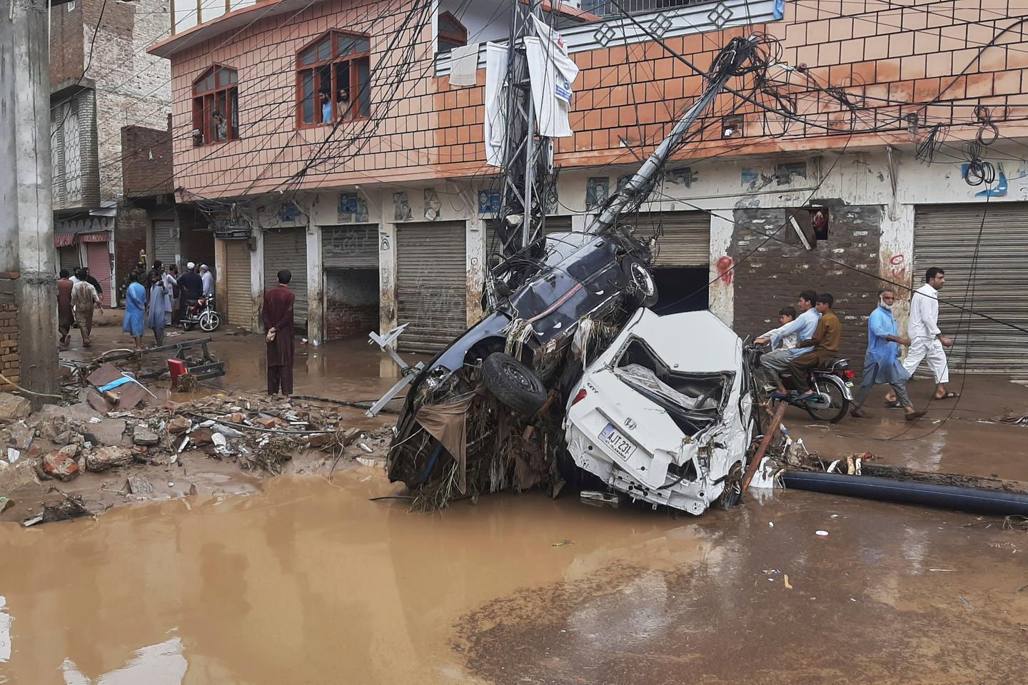 Pakistan rescuers recover bodies after monsoon rains kill 320