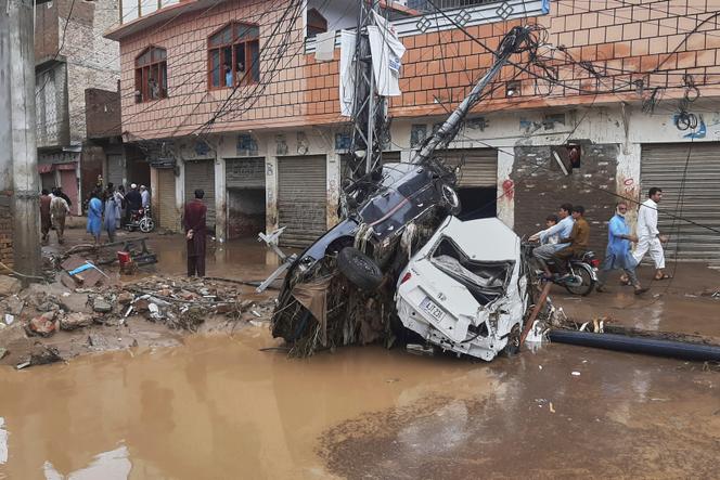 Suite aux pluies torentielles tombées au nord du Pakistan, à Mingora (Pakistan), le 15 août 2025.