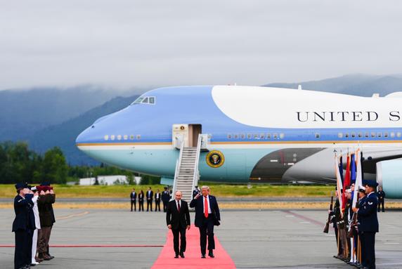 Vladimir Poutine et Donald Trump à la base américaine Elmendorf-Richardson, à Anchorage (Alaska), le 15 août 2025.